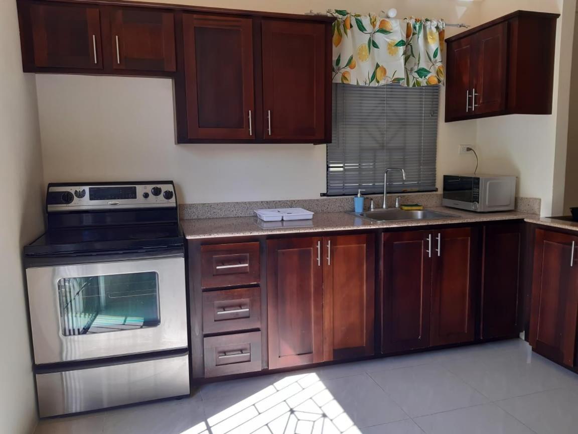 Bing'S Home Away From Home Ocho Rios Esterno foto